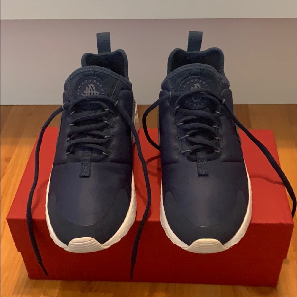 NIKE Navy Blue Cloth Huarache Sneakers
